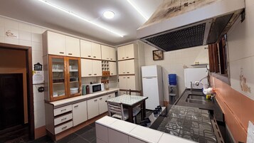 Frigorífico y utensilios de cocina