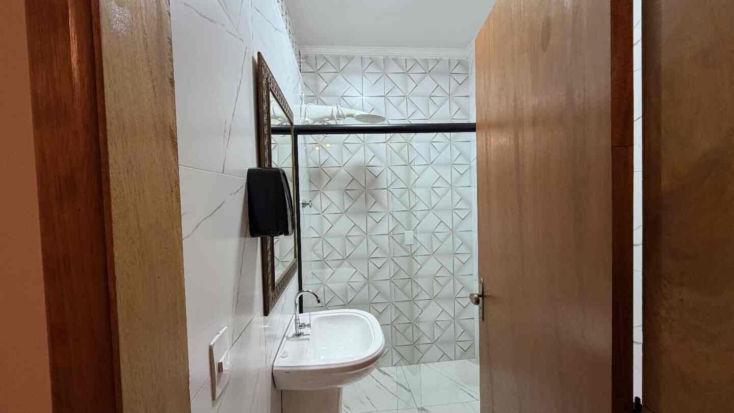 Chuveiro, toalhas de banho, sabonete, papel higiênico