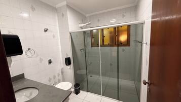 Deluxe-dobbeltværelse | Badeværelse | Bruser, håndklæder, Sæbe, Toiletpapir