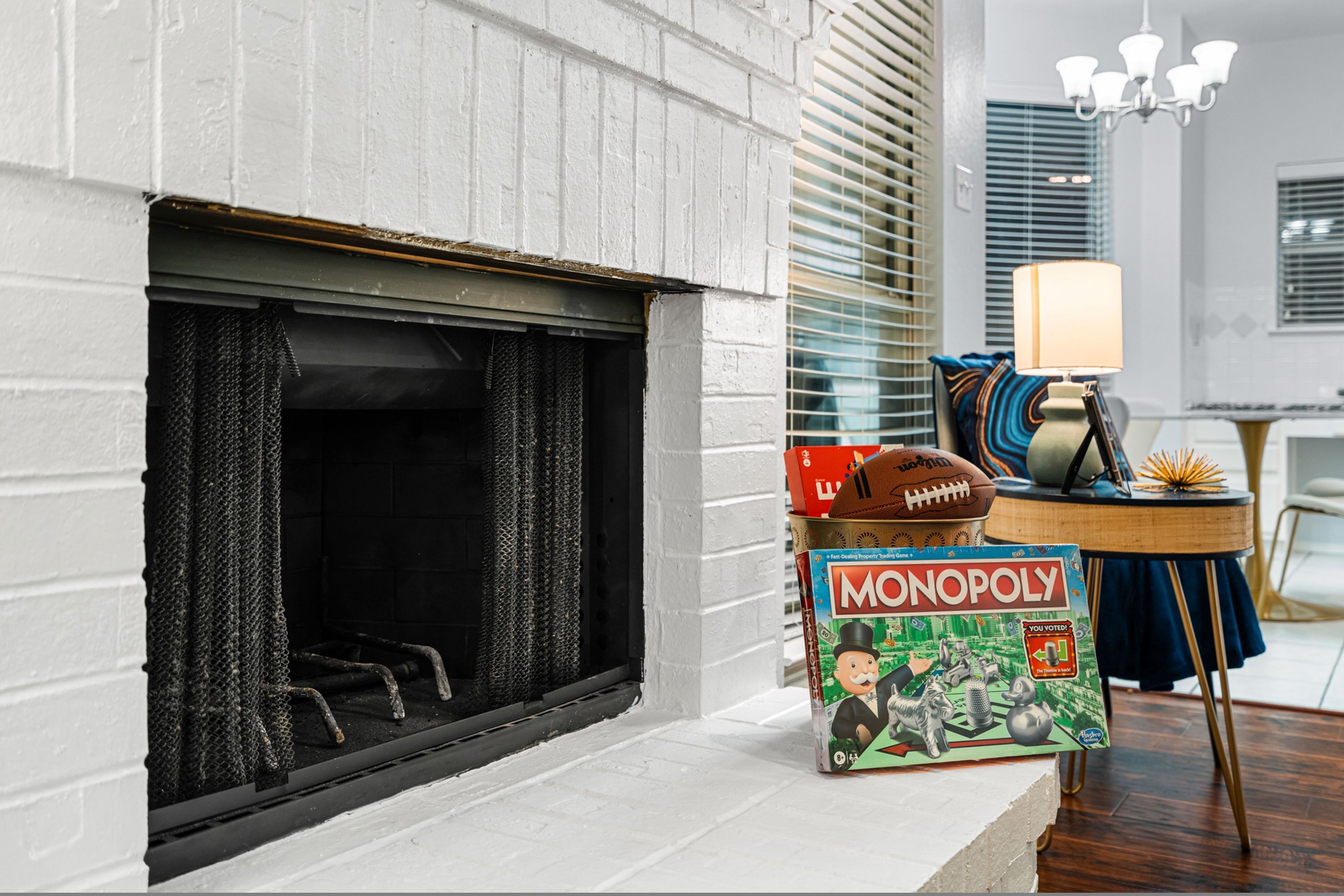 Een open haard met een Monopoly spel ernaast.