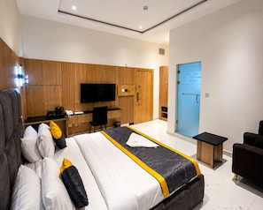 Desk, laptop workspace, WiFi (free) - Golden Court Hotel (Ago Palace Way, Isolo)