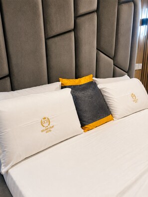 Desk, laptop workspace, WiFi (free) - Golden Court Hotel (Ago Palace Way, Isolo)
