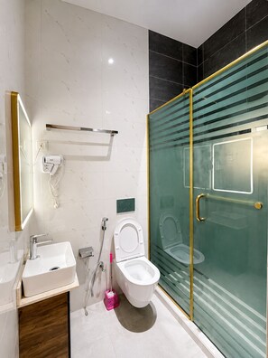 Shower, hair dryer, towels, soap - Golden Court Hotel (Ago Palace Way, Isolo)