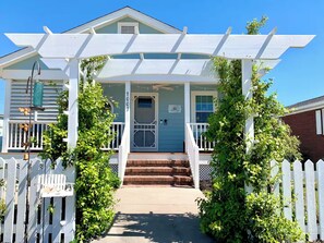 A house with a porch, a door, and a number '1007' on the wall. - Convenient Location in Town, Perfect for Two! (Beaufort)