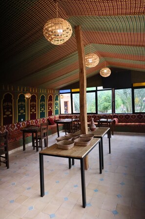 Dining - Ferme Dar Charach (Tarmigt)