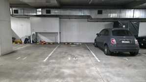 Autotalli, jossa Fiat-merkkinen auto on pysäköity numerolla 48 merkittyyn pysäköintipaikkaan.