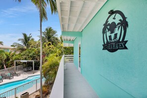 Ein Poolbereich mit Blick auf ein Gebäude, das ein Logo und den Text 'SEA HAVEN' zeigt.