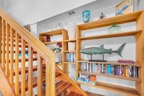 Un escalier en bois avec des étagères au-dessus.