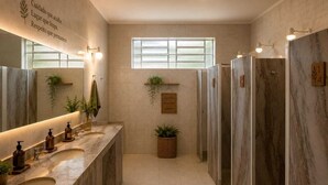 Dortoir partagé de base, vue sur la cour intérieure | Salle de bain | Douche, serviettes fournies, papier de toilette