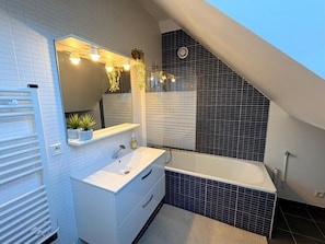 Bathroom - Vrbo Property (Troyes)