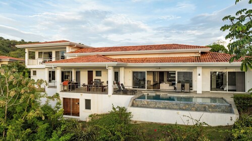 Luxury 4BR Ocean View Villa with Private Pool, Game Room & Breathtaking Sunsets
