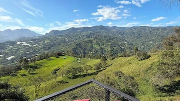 Cabaña, balcón, vistas a la montaña | Jardines del alojamiento