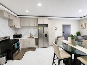 Eine moderne Küche mit Einbauofen, Mikrowelle und Kühlschrank.