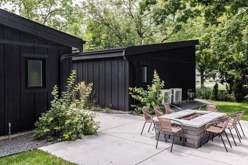 500 HOUSE - Modern 1BR Private Patio & Fire Table - A