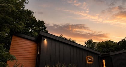 500 HOUSE - Modern 1BR Private Patio & Fire Table - A