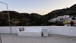 A rooftop terrace with a white bench and a decorative planter. - Between the Sea and the Sky: Ponza - New Apartment (Ponza)
