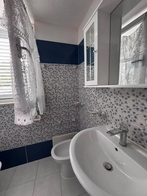 Dusche, Handtücher, Seife, Toilettenpapier