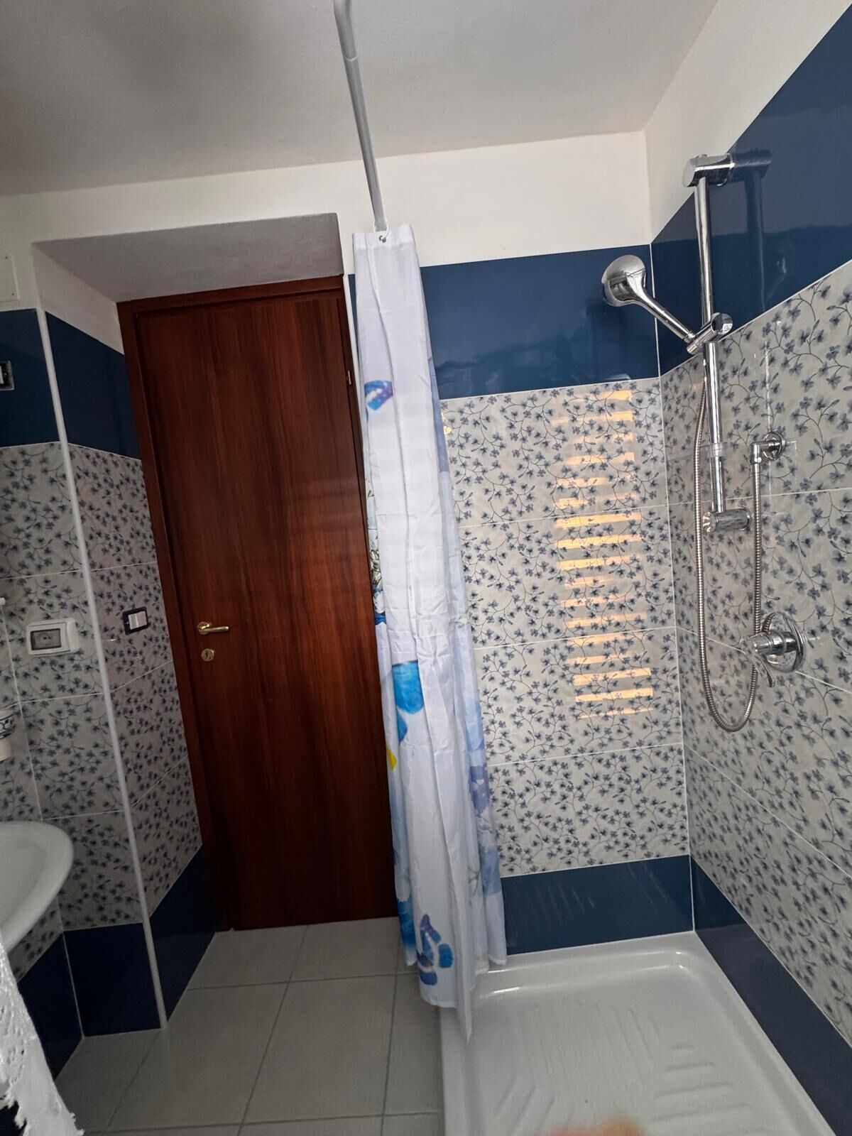 Douche, serviettes fournies, savon, papier toilette
