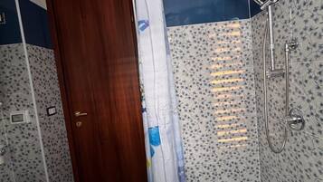 Douche, serviettes fournies, savon, papier toilette
