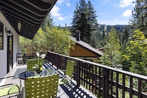 Outdoor dining - Cortina Chalet - Cozy Lake Tahoe Retreat / Walk to Diamond Peak (Incline Village)