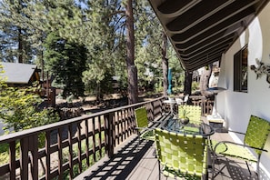 Outdoor dining - Cortina Chalet - Cozy Lake Tahoe Retreat / Walk to Diamond Peak (Incline Village)