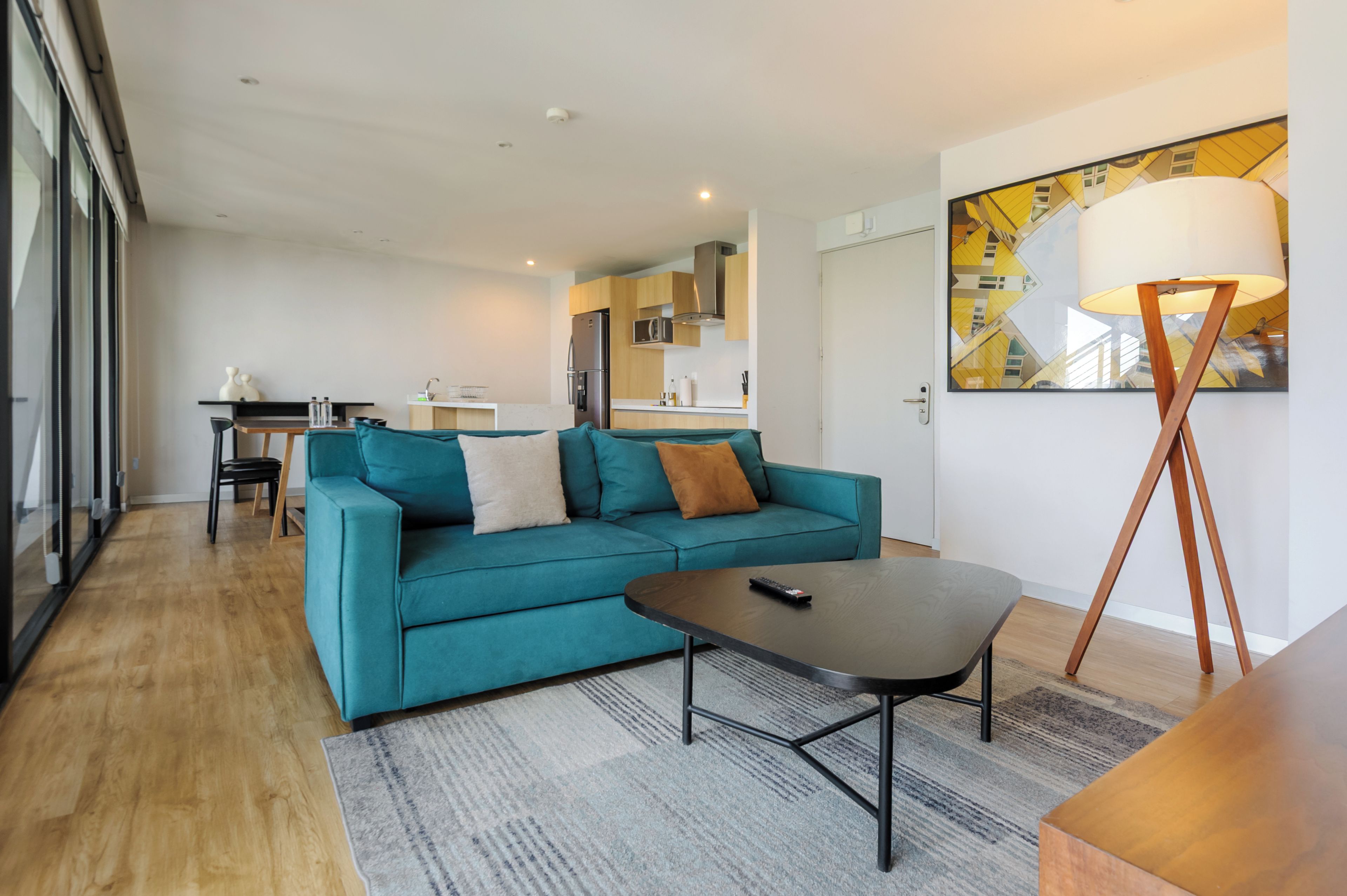Uma sala de estar moderna com um sofá verde-água, uma mesa de centro e um abajur.