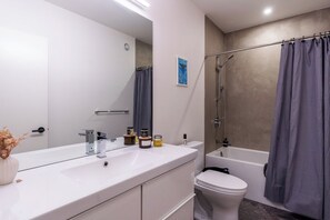 Sèche-cheveux, serviettes fournies, savon, papier toilette