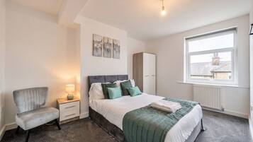 5 bedrooms, desk, iron/ironing board, WiFi