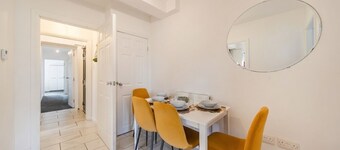 5-Bed Flats Sleeping 11 · Free Parking · Walk to Beaumont Park, Newsome