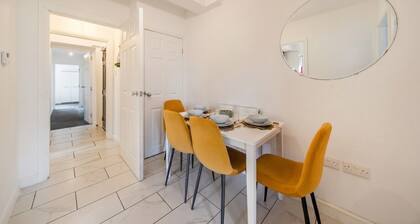 5-Bed Flats Sleeping 11 · Free Parking · Walk to Beaumont Park, Newsome