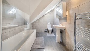Un bagno moderno con una vasca, un lavandino e un water.