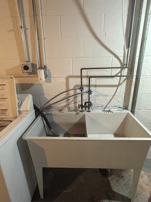 Hair dryer, towels, soap, toilet paper - Delightful 2-bedroom house with AC in Columbia Heights (Columbia Heights)
