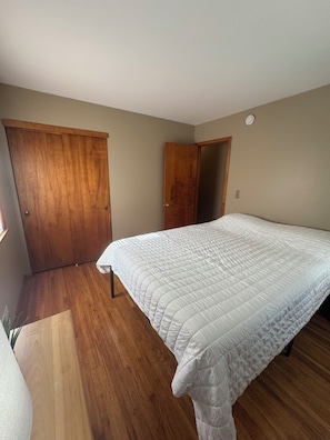 WiFi, bed sheets - Delightful 2-bedroom house with AC in Columbia Heights (Columbia Heights)