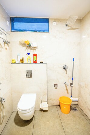Bathroom - Cornelio Residence -2 BR AC studio with Riverside View (Padutonse)