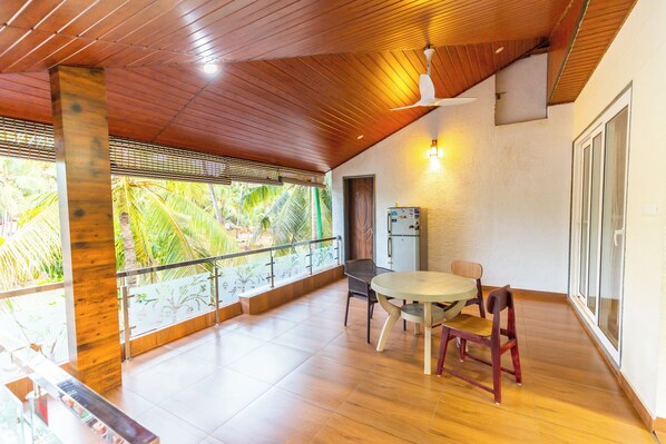 Outdoor dining - Cornelio Residence -2 BR AC studio with Riverside View (Padutonse)