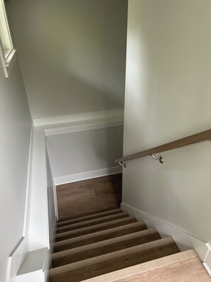 Eine Treppe mit Holzbodenstufen, die zu einer Zwischenebene führen.