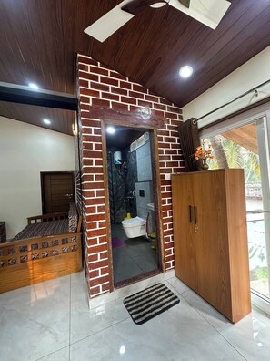 Shower, hair dryer, bidet, towels - Cornelio Residence - 1 BR studio with AC in Udupi (Padutonse)
