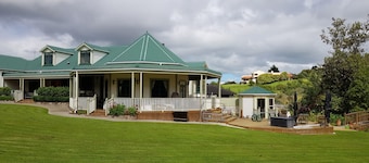 KAWAU LOFT -private, modern and spacious accommodation