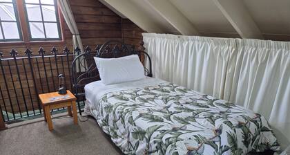 Kawau Loft -private, modern and spacious accommodation