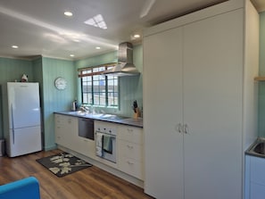 Fridge, microwave, oven, dishwasher - Kawau Loft -private, modern and spacious accommodation (Palmerston North)