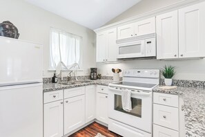 Coffee/tea maker, fridge, microwave, oven - Private Cottage | Full Kitchen | Cozy Getaway (Savannah)