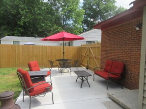 Outdoor dining - Three Kings Retreat - East Memphis (Memphis)