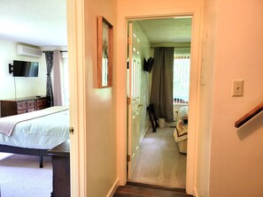 Un dormitorio con cama, cómoda y televisor.