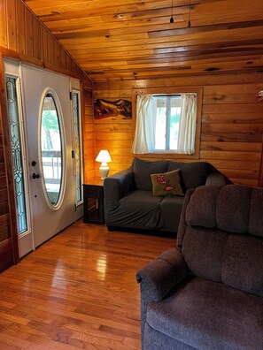Smart TV - Bunkhouse Cabin Elk River Outpost River Front w/ Starlink. (Duck)