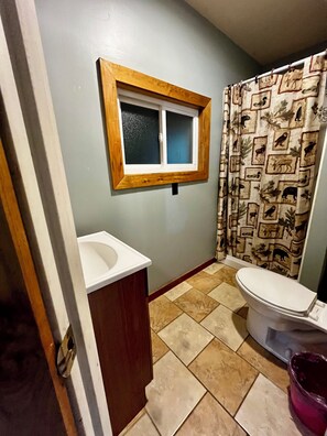 Shower, hair dryer, towels, soap - Bunkhouse Cabin Elk River Outpost River Front w/ Starlink. (Duck)
