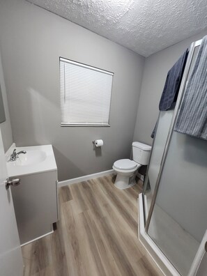 Douche, serviettes fournies, savon, papier toilette