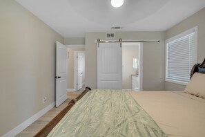 WiFi - Walk to dining & shopping Spacious 3 BR home (Ceres)