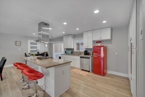 Private kitchen - Walk to dining & shopping Spacious 3 BR home (Ceres)