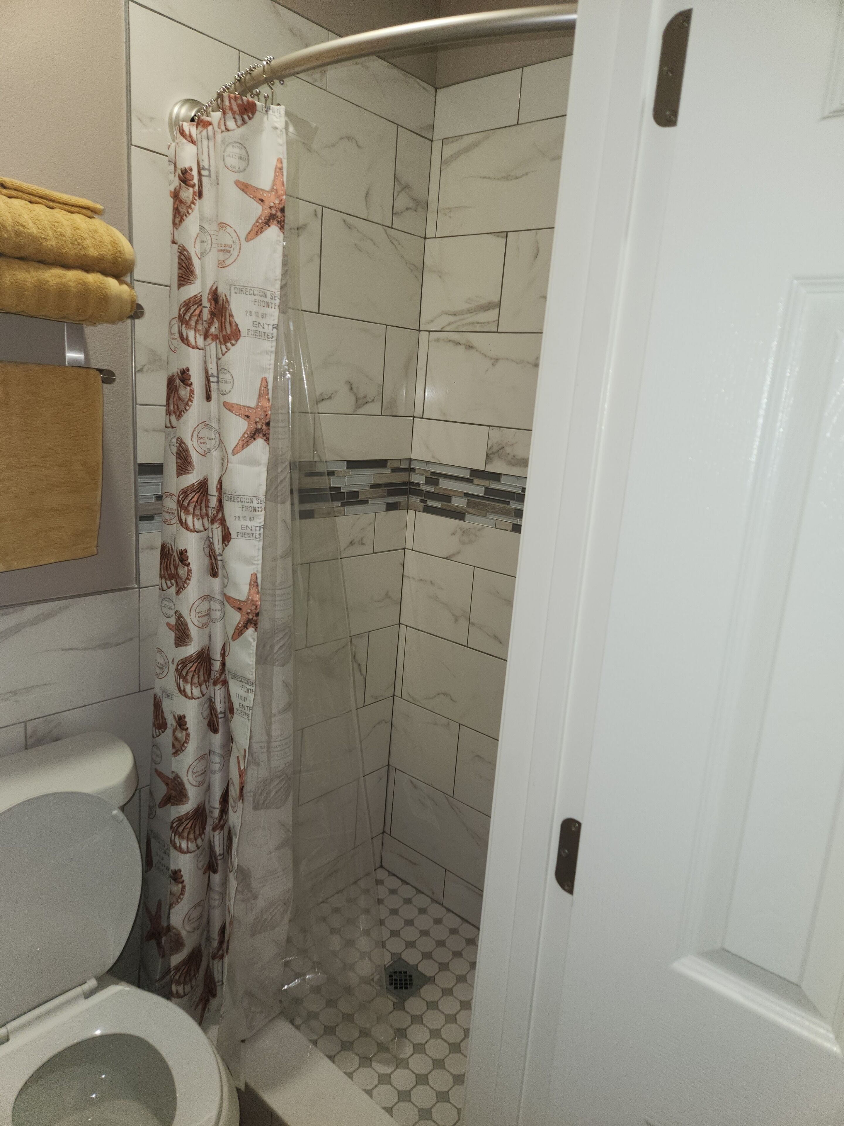 Douche, séchoir à cheveux, serviettes fournies, savon