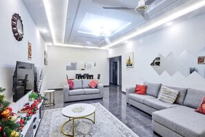 Una sala de estar moderna con un sofá, una mesa de centro y un televisor.
